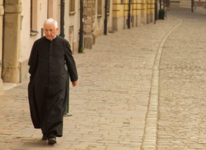 Priester schlendert Straße entlang
