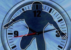Stress wird durch Uhr und Silhouette eines Mannes dargestellt